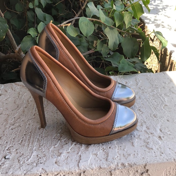 Tory Burch Shoes - Tory Burch Silver Accent Pumps